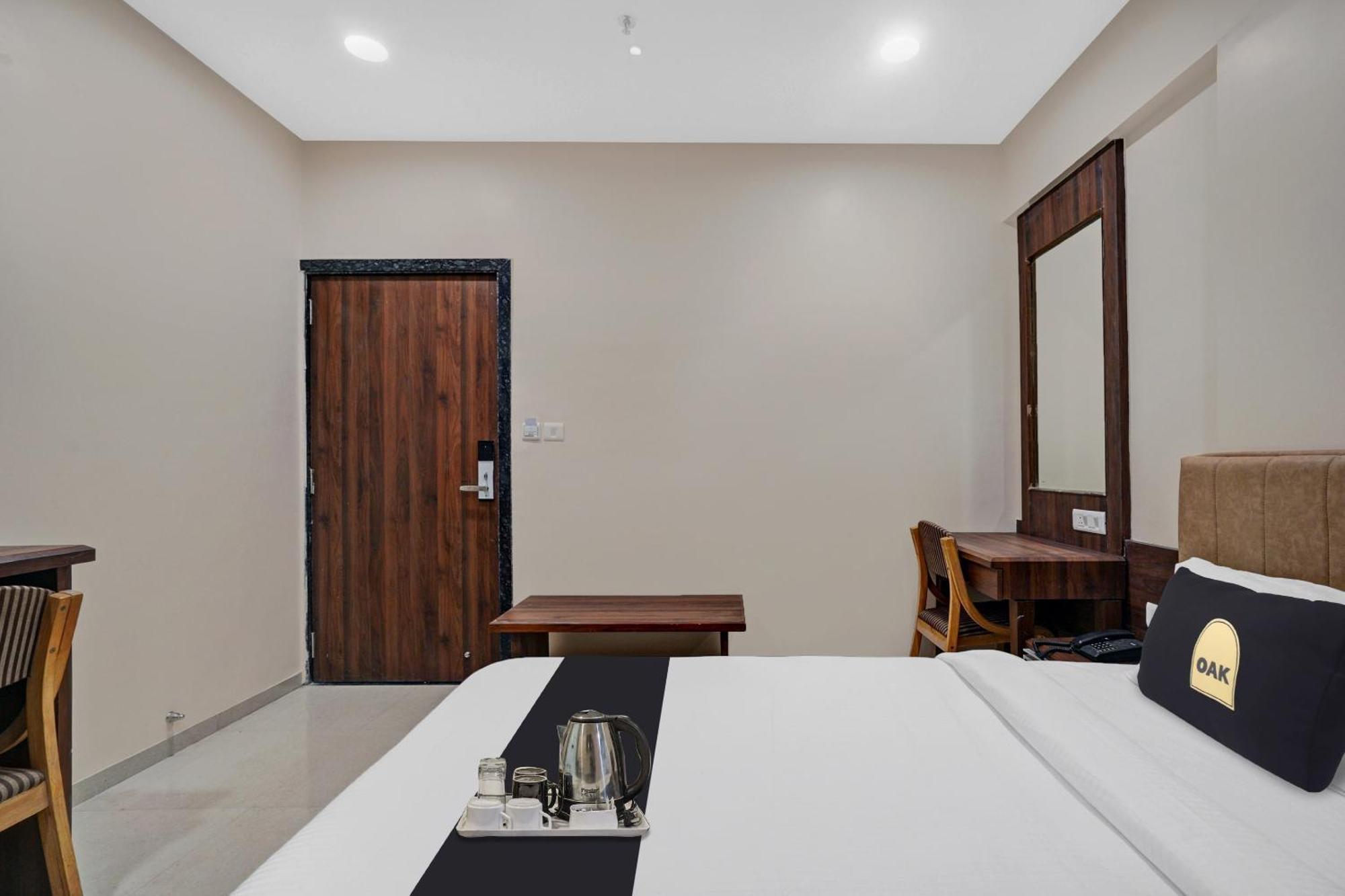 Clubhouse Hotel Raajpath Vadodara Exterior photo