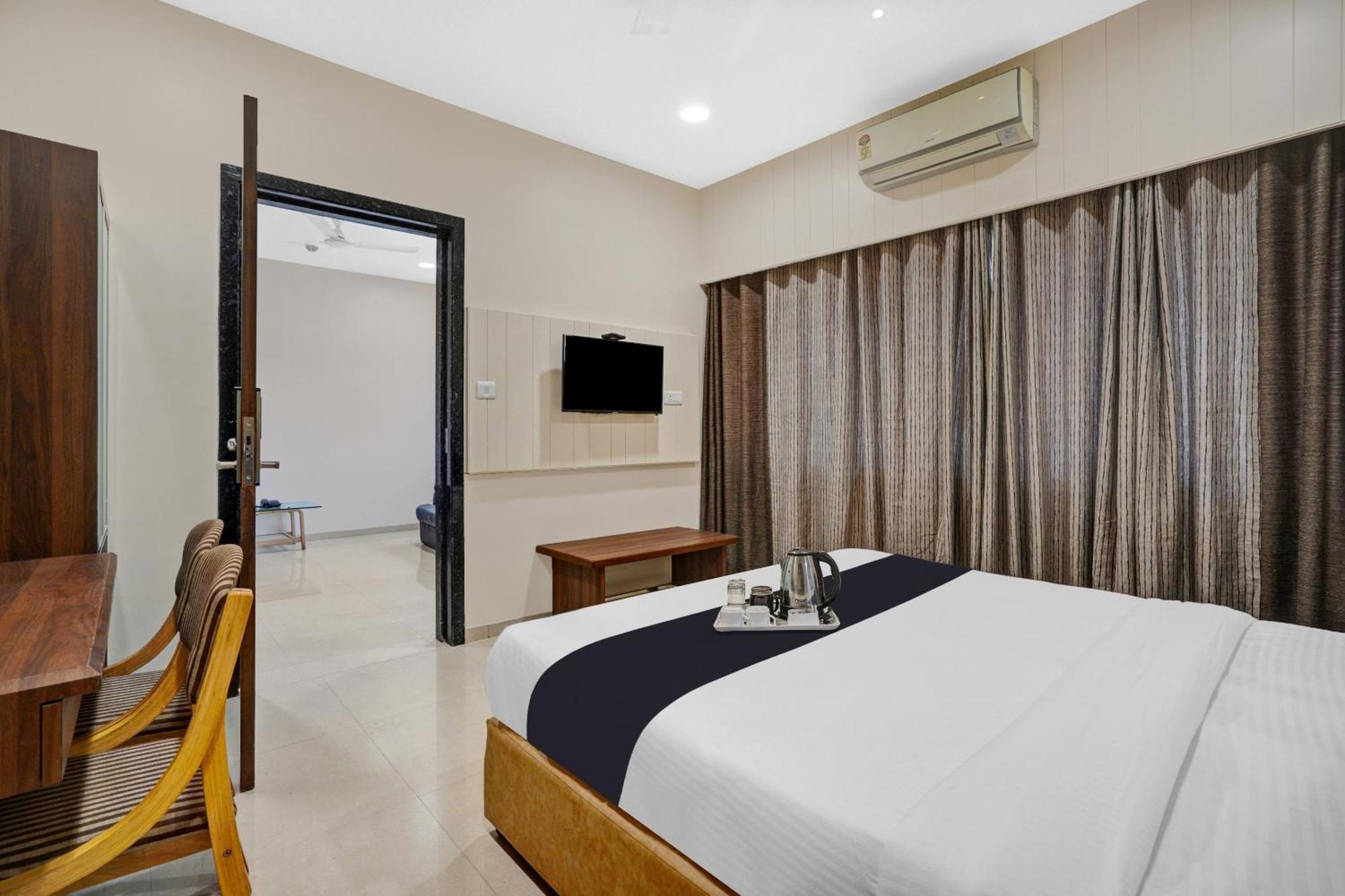 Clubhouse Hotel Raajpath Vadodara Exterior photo