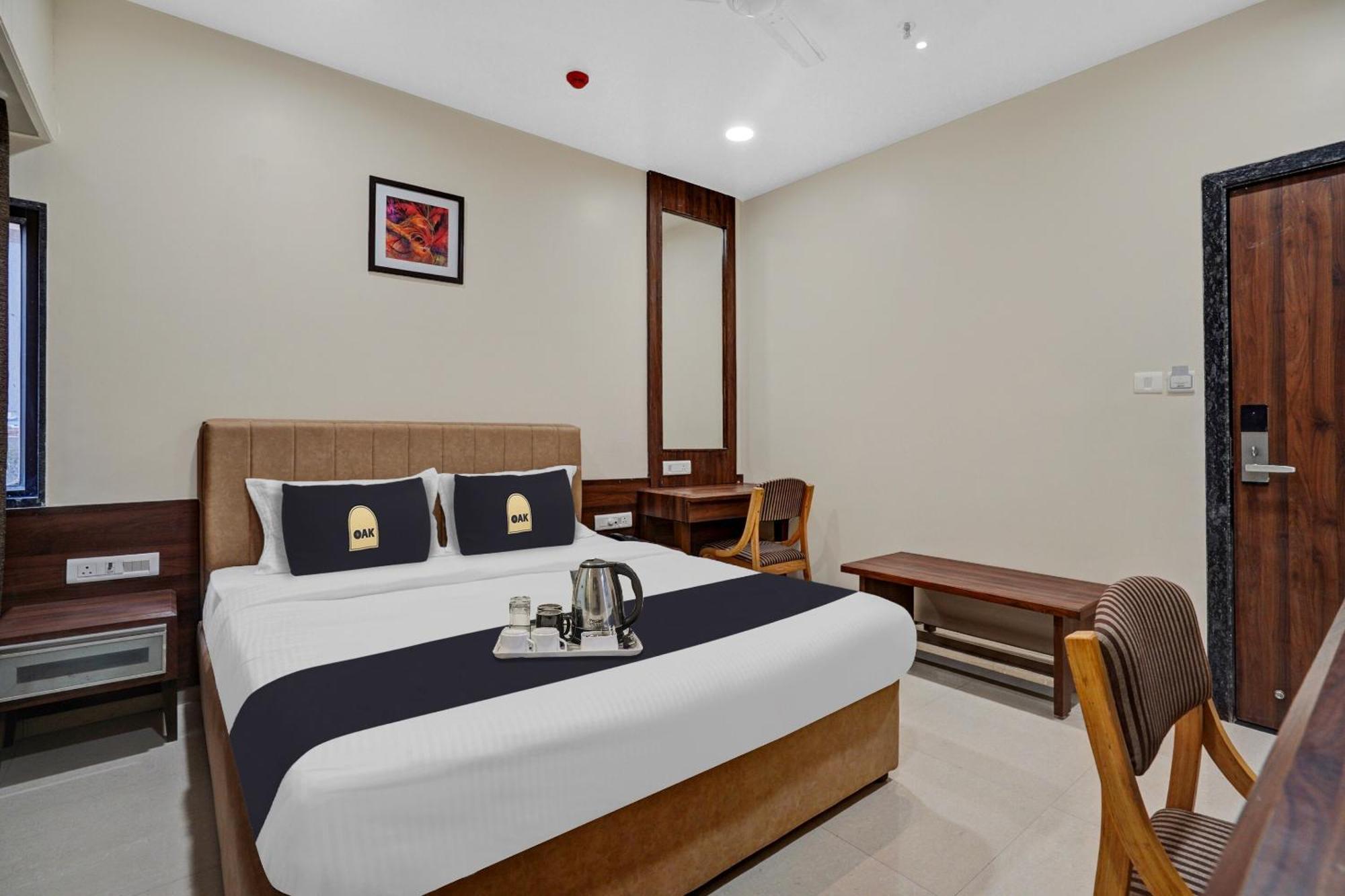 Clubhouse Hotel Raajpath Vadodara Exterior photo