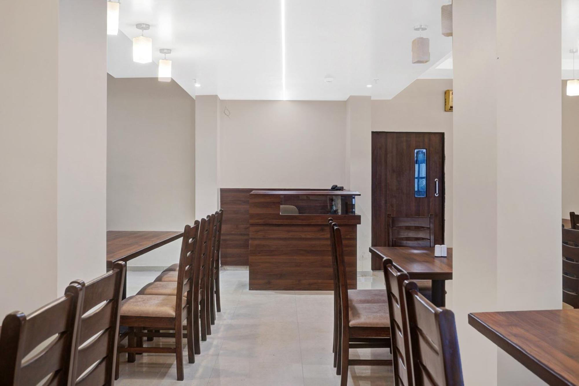 Clubhouse Hotel Raajpath Vadodara Exterior photo