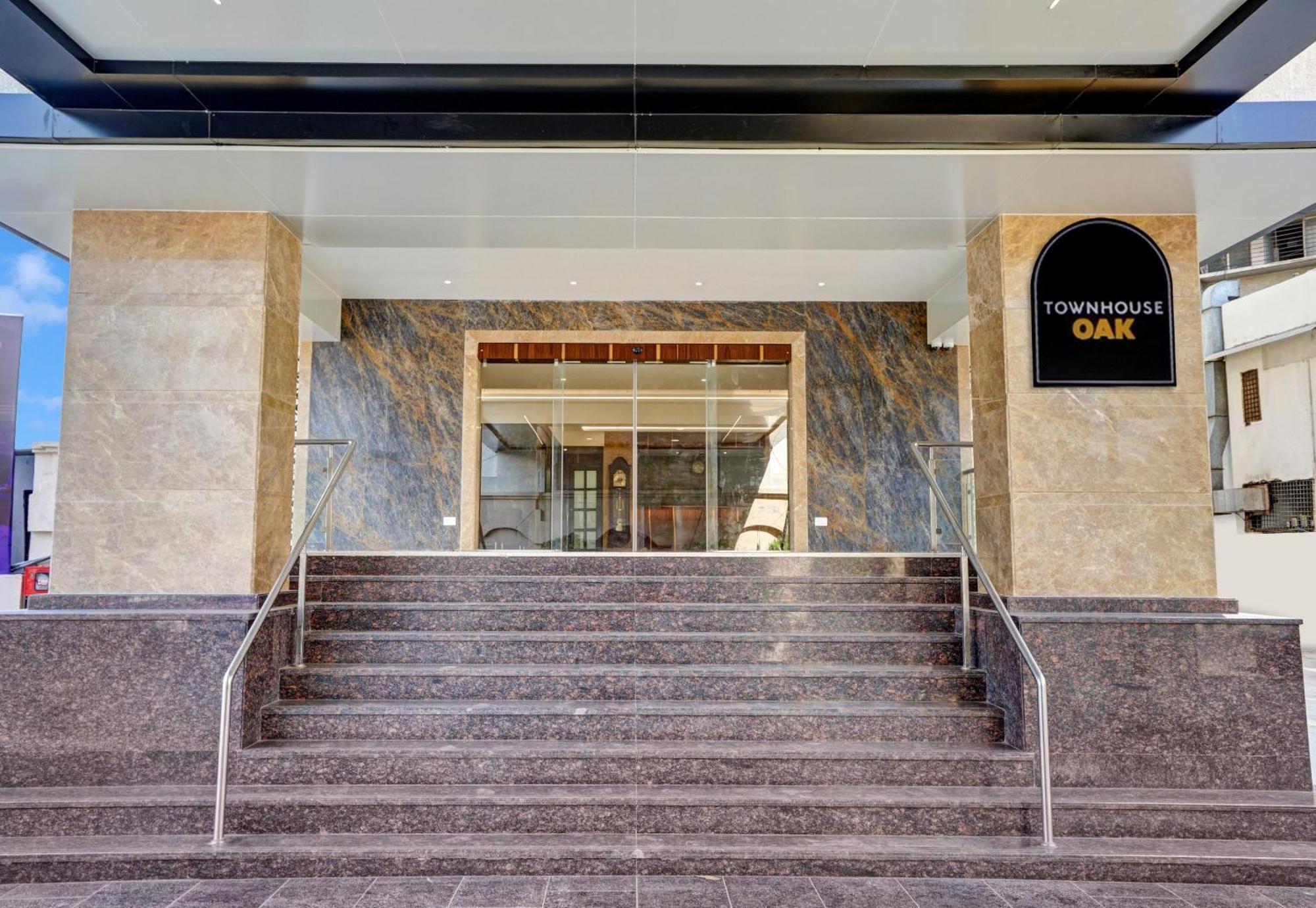 Clubhouse Hotel Raajpath Vadodara Exterior photo