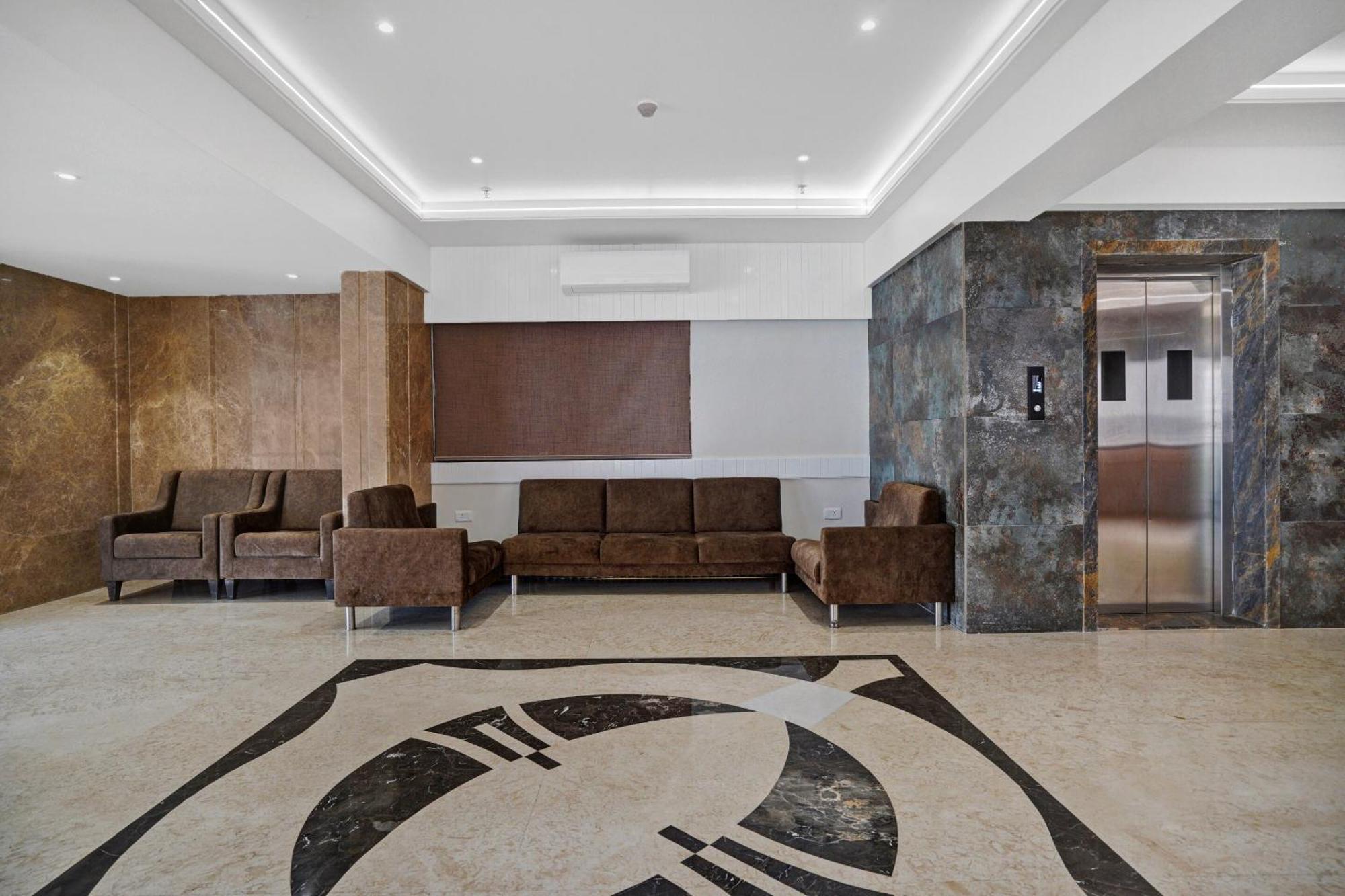 Clubhouse Hotel Raajpath Vadodara Exterior photo