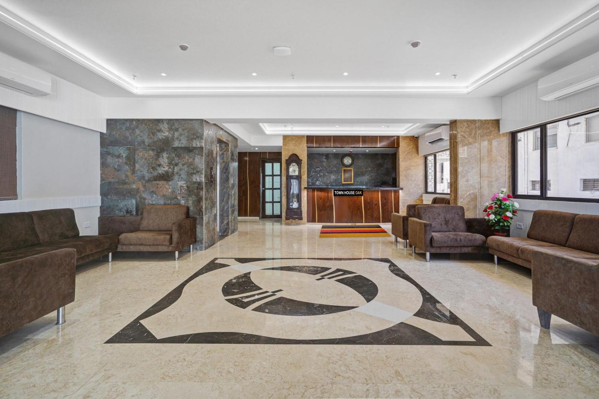 Clubhouse Hotel Raajpath Vadodara Exterior photo