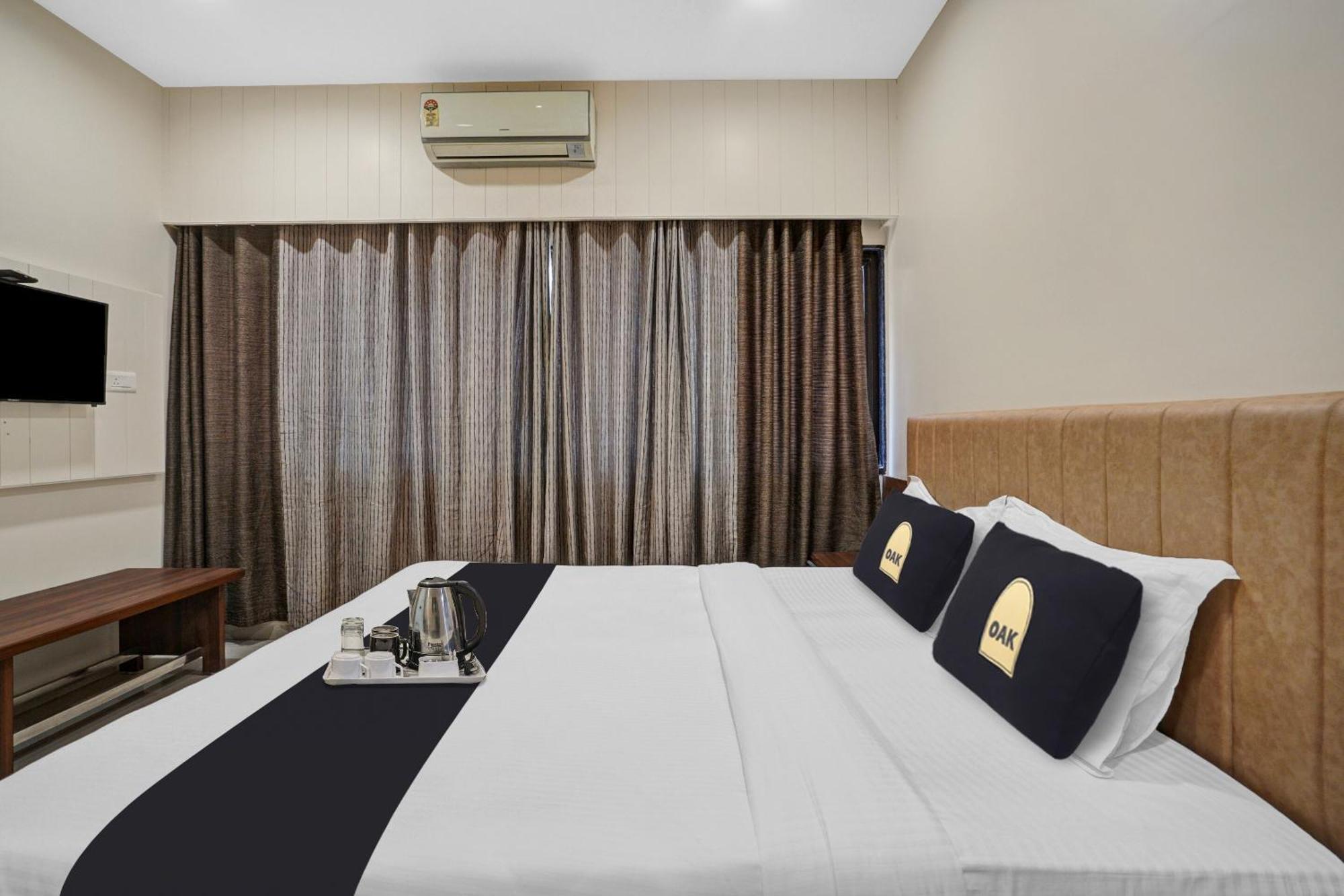 Clubhouse Hotel Raajpath Vadodara Exterior photo