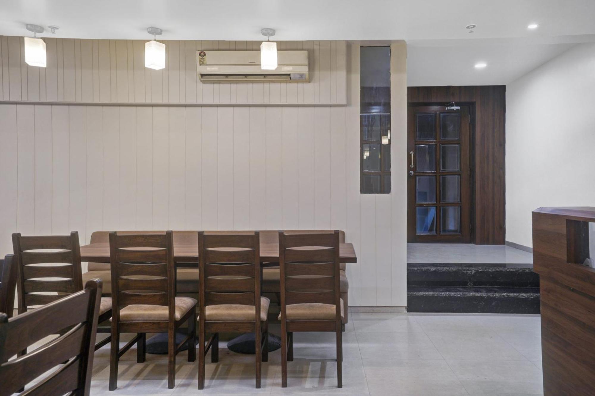 Clubhouse Hotel Raajpath Vadodara Exterior photo