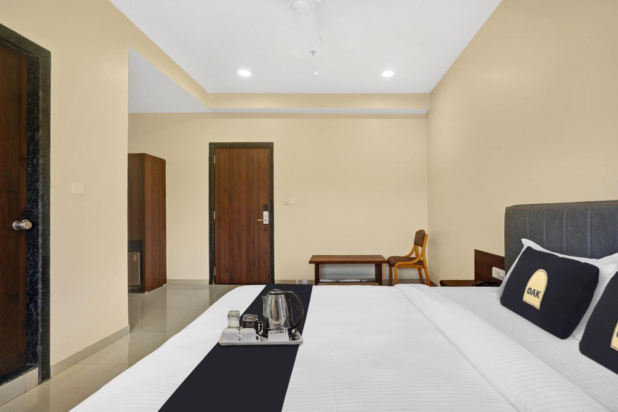 Clubhouse Hotel Raajpath Vadodara Exterior photo
