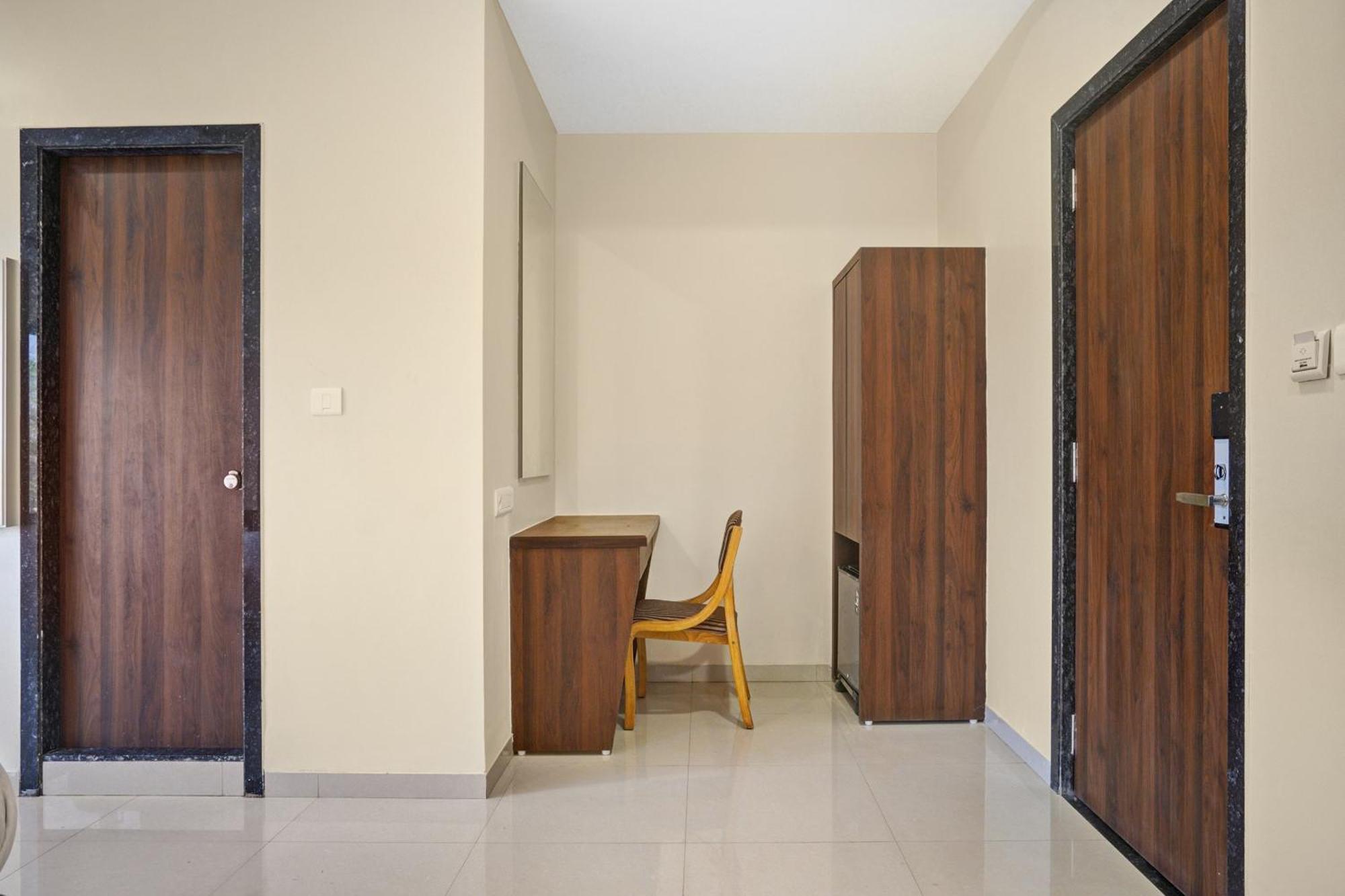 Clubhouse Hotel Raajpath Vadodara Exterior photo