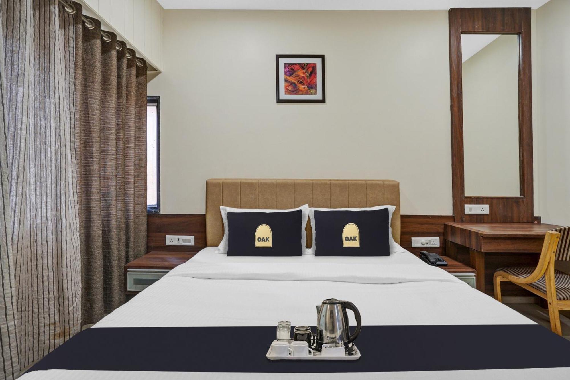 Clubhouse Hotel Raajpath Vadodara Exterior photo