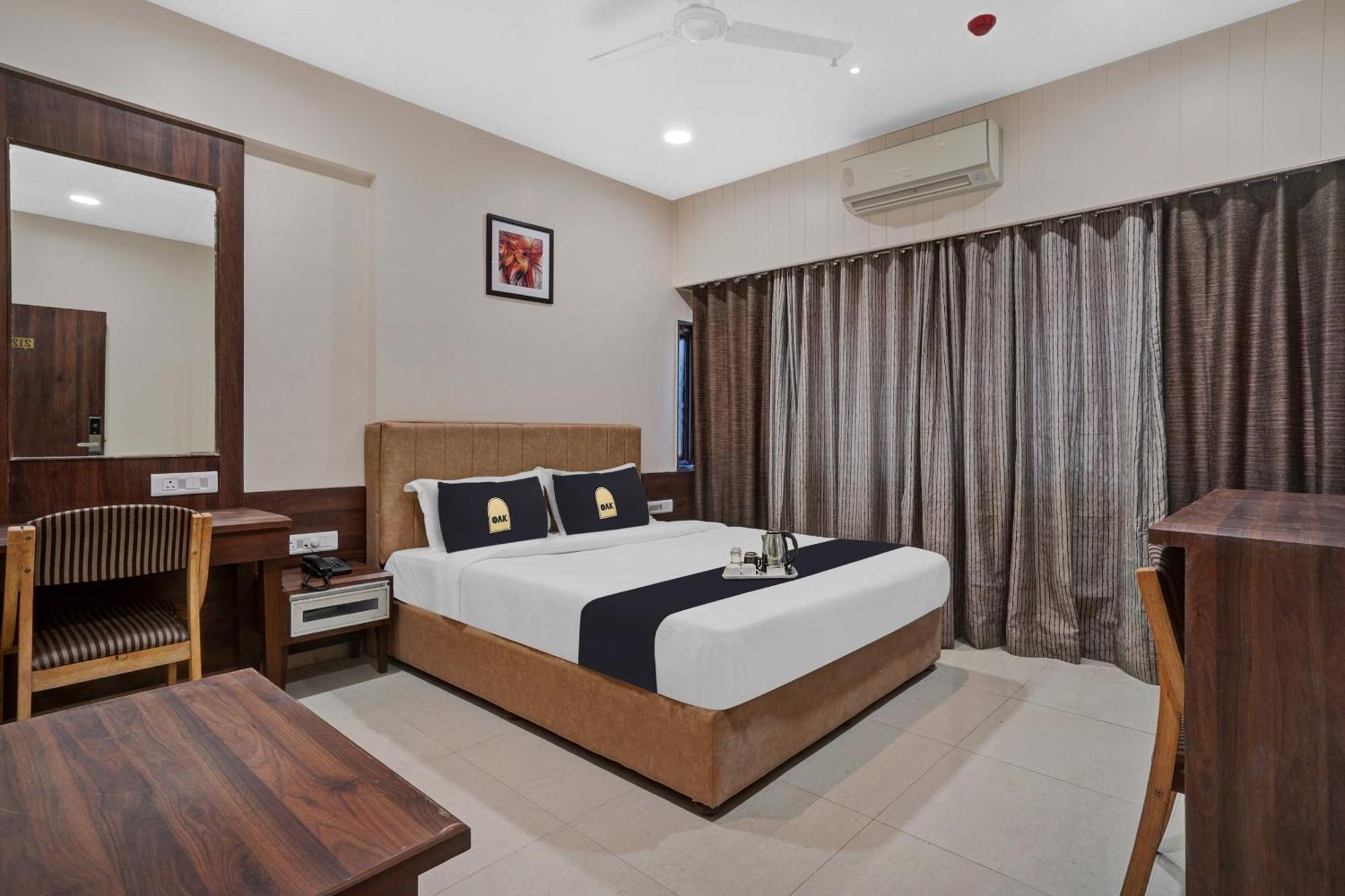 Clubhouse Hotel Raajpath Vadodara Exterior photo