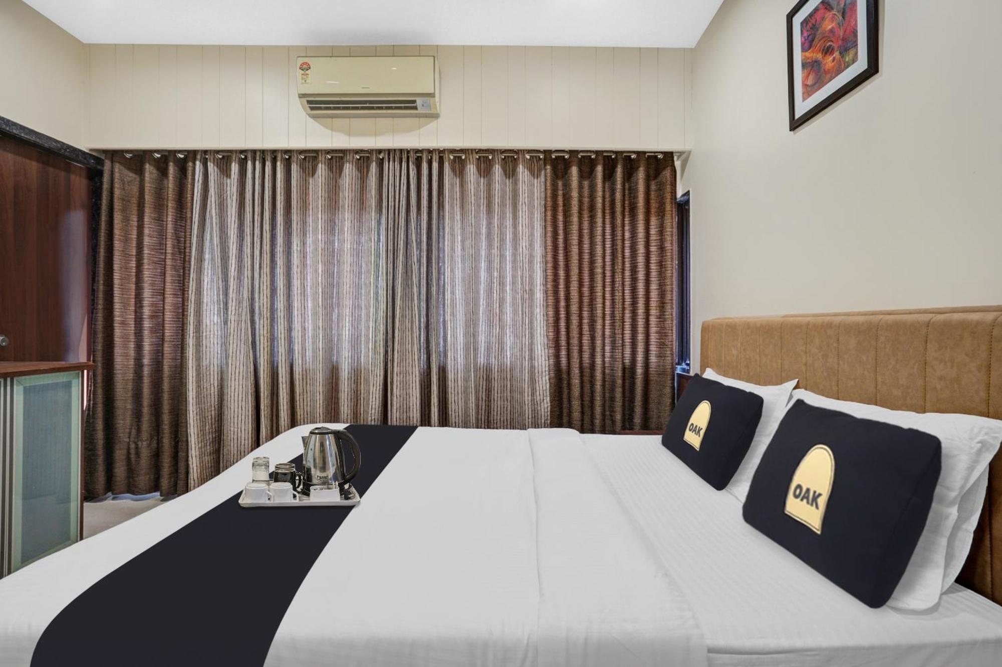 Clubhouse Hotel Raajpath Vadodara Exterior photo
