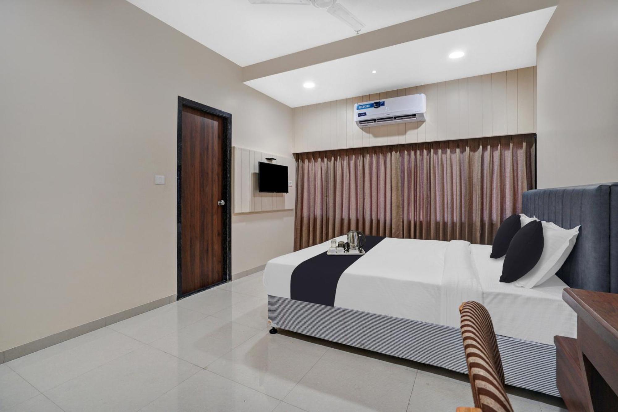 Clubhouse Hotel Raajpath Vadodara Exterior photo