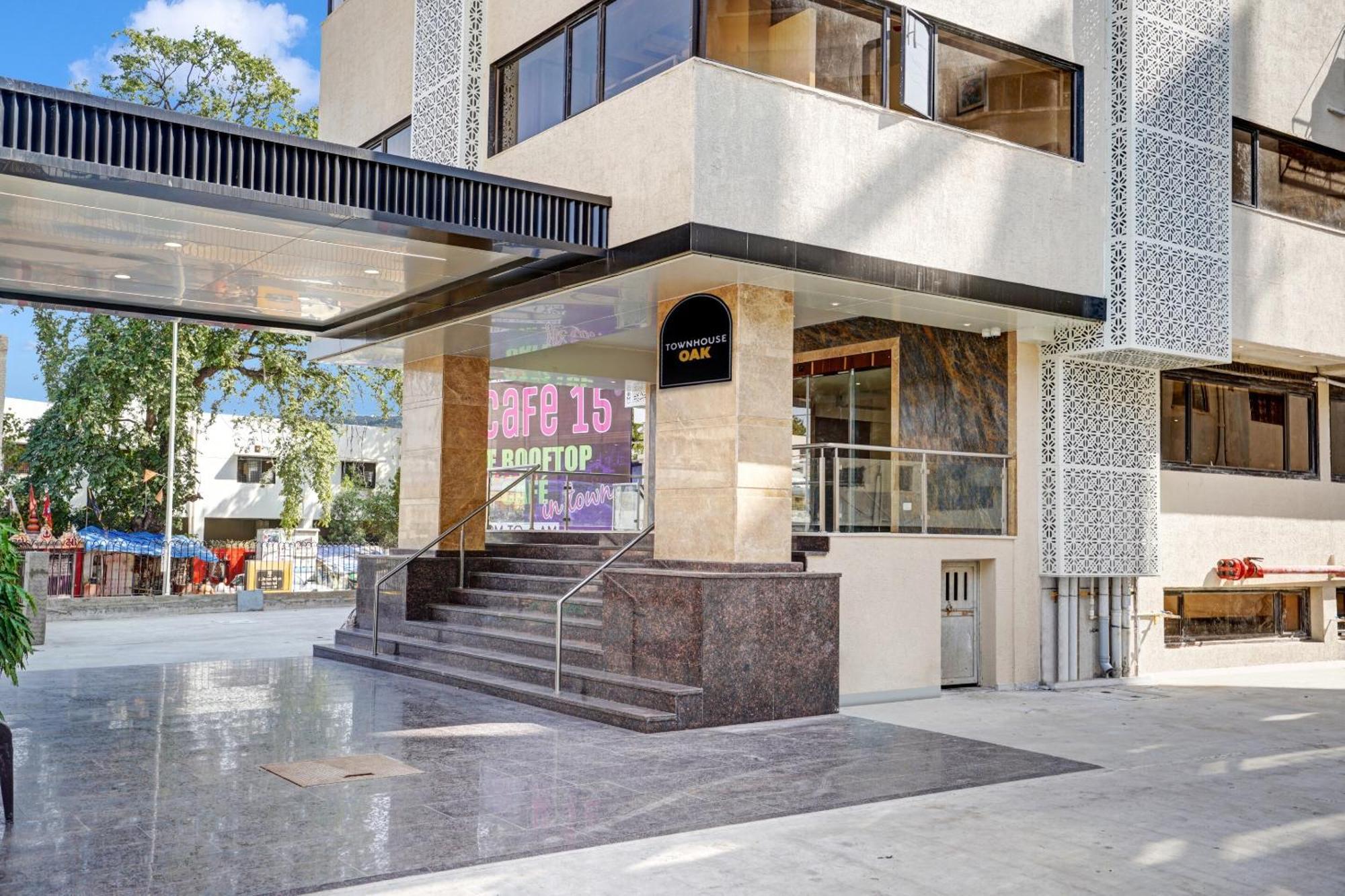 Clubhouse Hotel Raajpath Vadodara Exterior photo