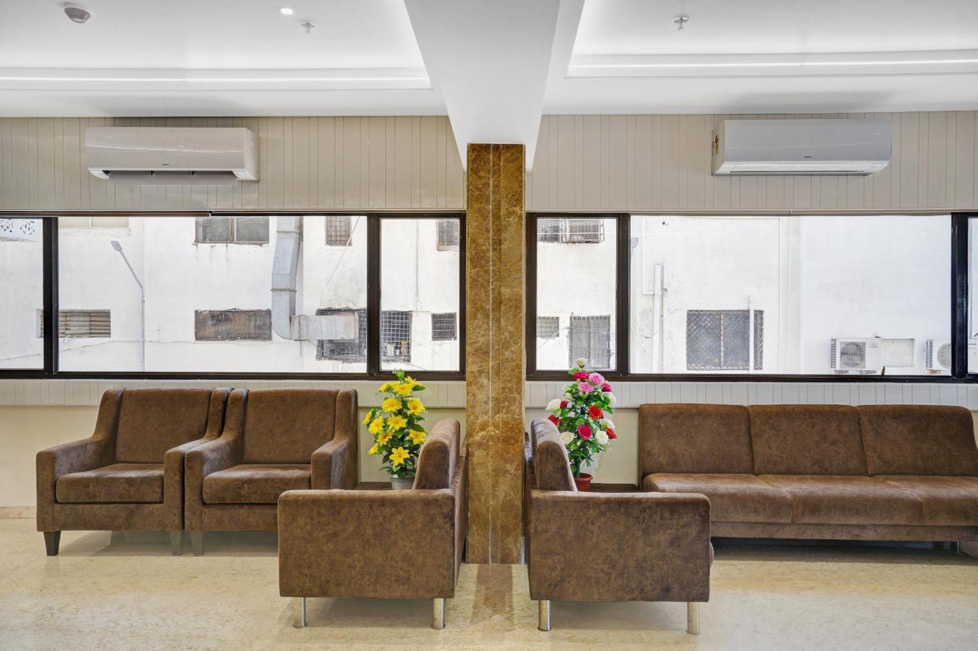 Clubhouse Hotel Raajpath Vadodara Exterior photo