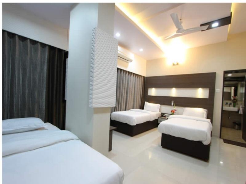 Clubhouse Hotel Raajpath Vadodara Exterior photo