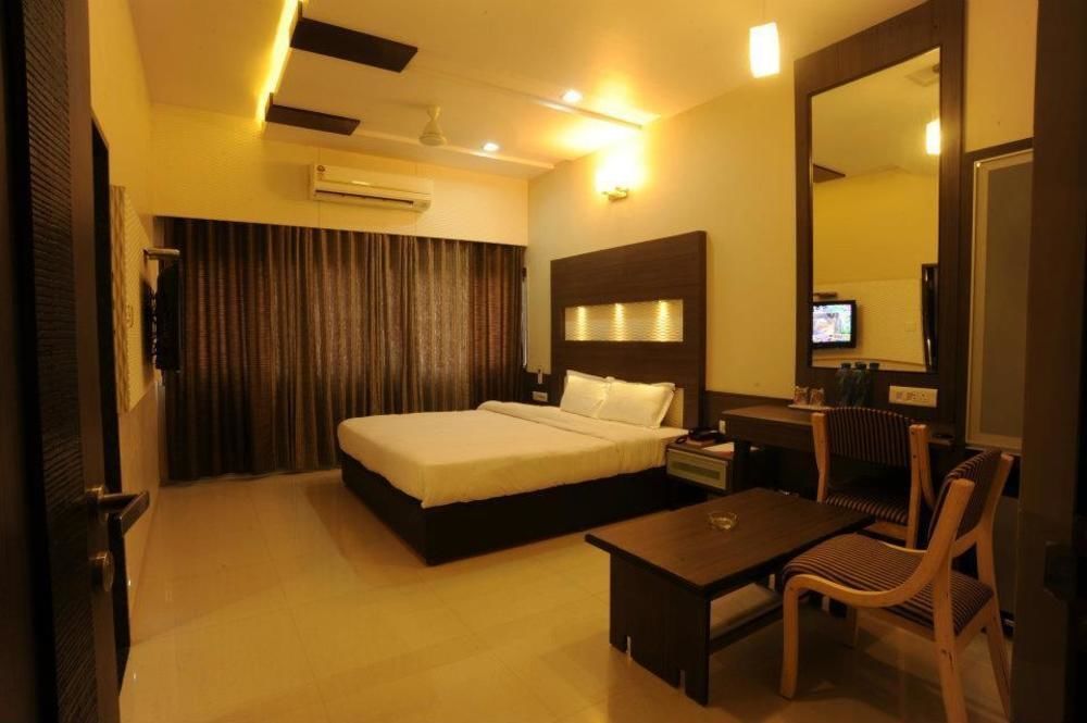 Clubhouse Hotel Raajpath Vadodara Exterior photo
